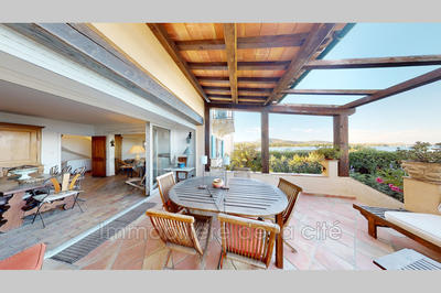 Maison - 239 m² - 8 pièces