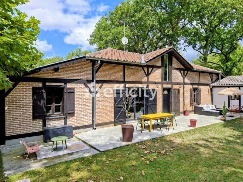 Demeure - 262 m² - 12 pièces