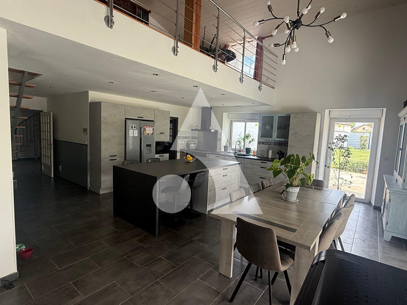 Maison - 260 m² - 6 pièces