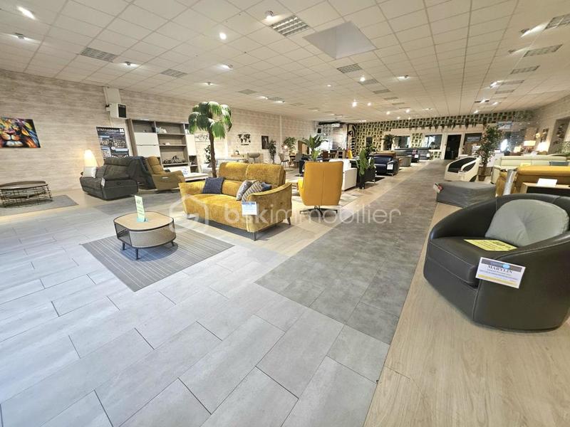 Local d'activité / Entrepôt - 1 930 m² - 5 pièces