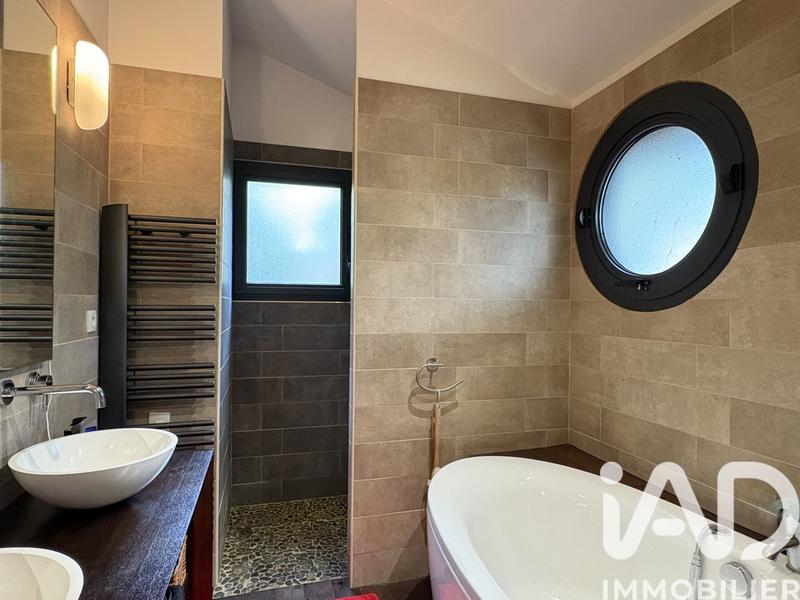 Maison - 240 m² - 9 pièces