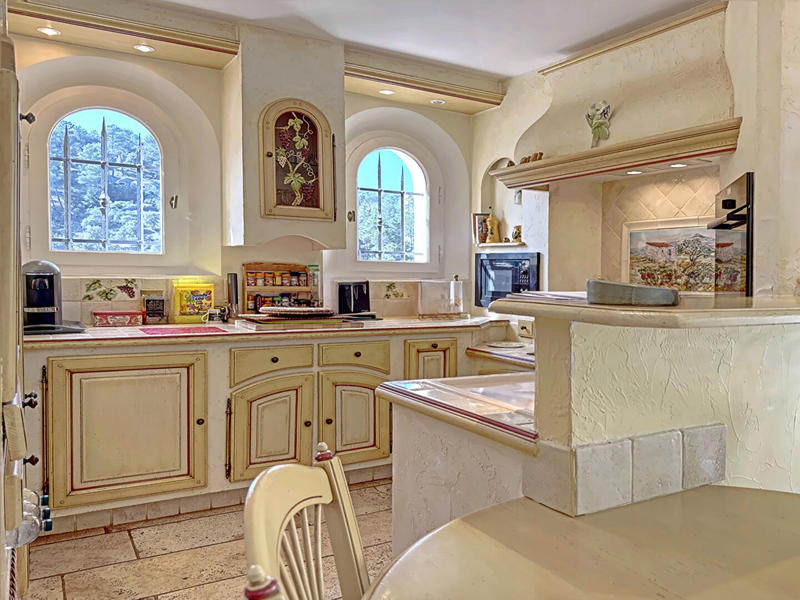 Maison - 230 m² - 6 pièces