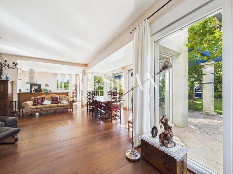 Maison - 230 m² - 6 pièces