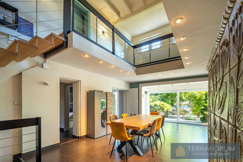 Maison - 202 m² - 9 pièces