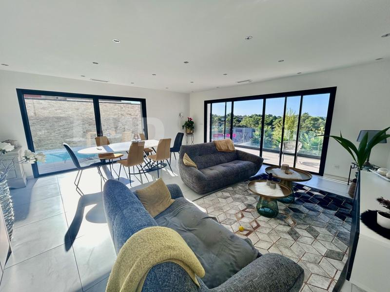 Maison - 235 m² - 7 pièces