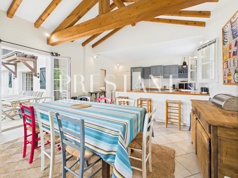 Maison - 250 m² - 7 pièces