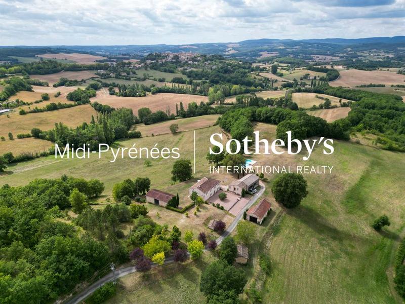 Maison - 288 m² - 12 pièces