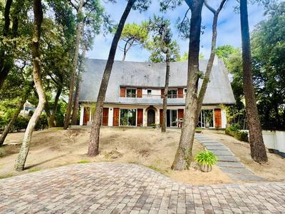 Maison - 201 m² - 9 pièces