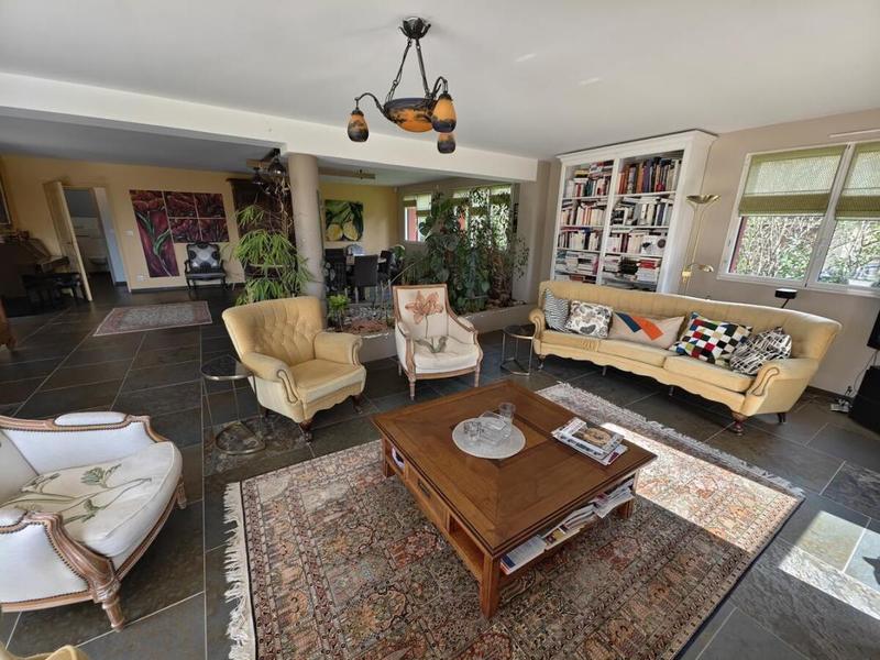 Maison - 332 m² - 9 pièces