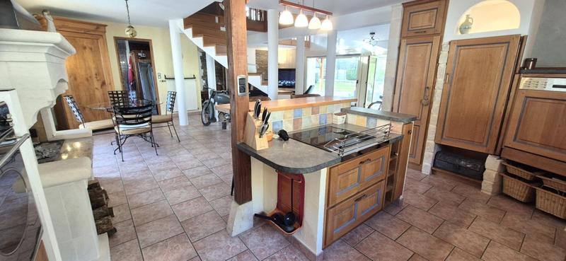 Propriété - 225 m² - 10 pièces