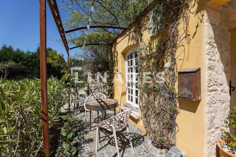 Propriété - 230 m² - 9 pièces