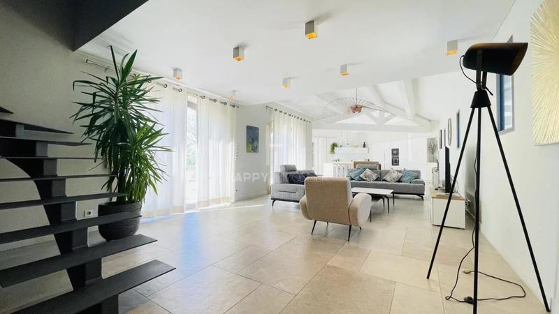 Maison - 222 m² - 7 pièces