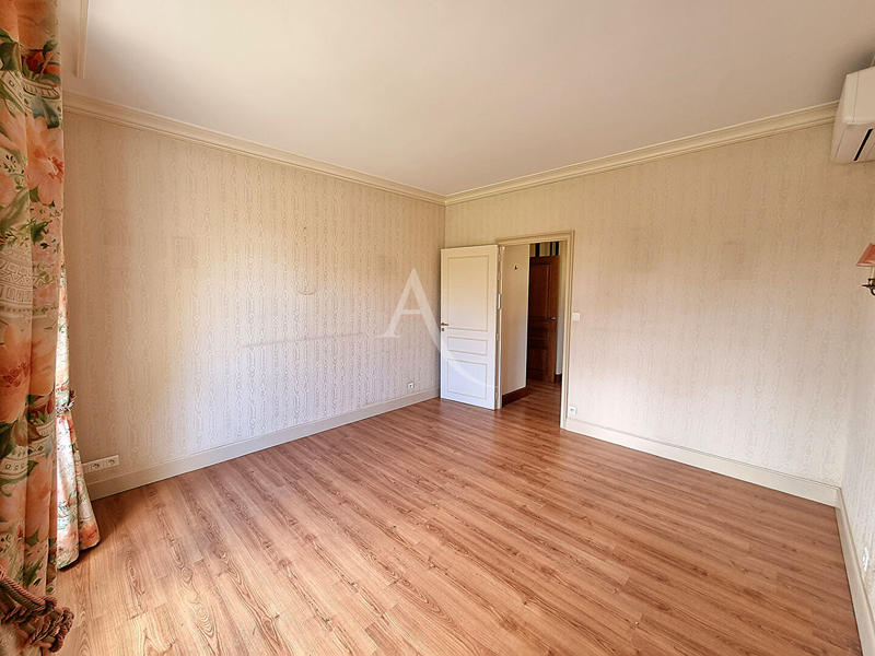 Maison - 230 m² - 7 pièces