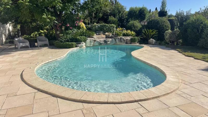 Maison - 205 m² - 7 pièces