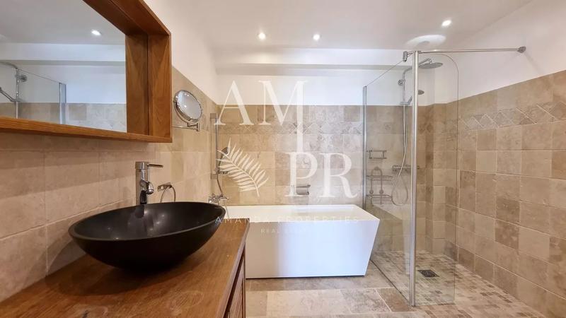 Villa - 239 m² - 6 pièces