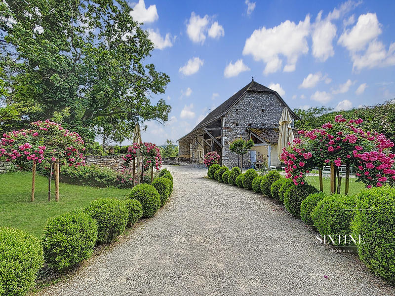 Maison ancienne - 552 m² - 10 pièces