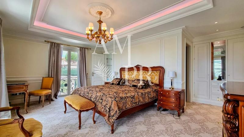 Propriété - 900 m² - 12 pièces