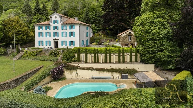 Maison - 312 m² - 9 pièces