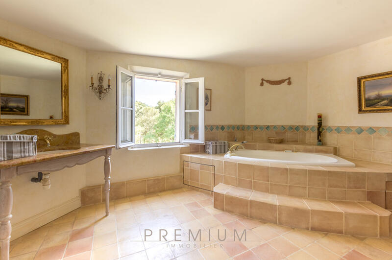 Demeure - 357 m² - 10 pièces