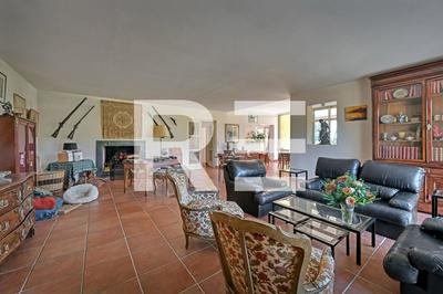 Maison - 285 m² - 8 pièces