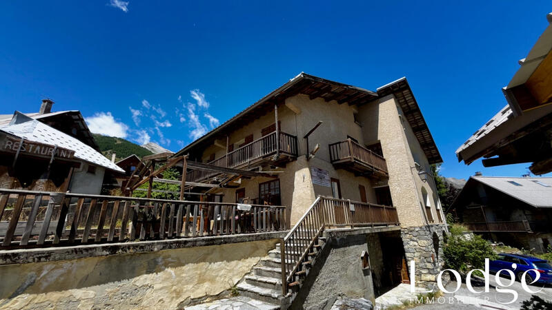 Maison - 400 m² - 12 pièces