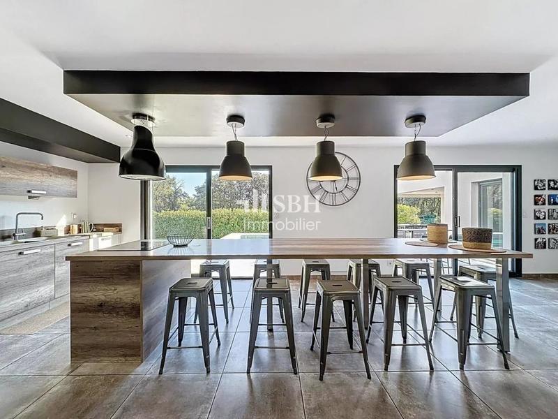 Villa - 211 m² - 10 pièces