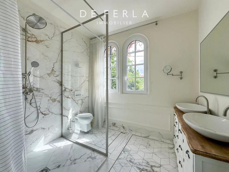 Maison - 276 m² - 8 pièces