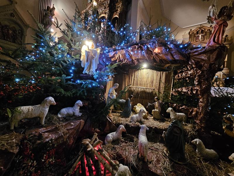 Crèche de Noël dans l'église