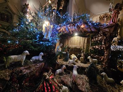 Crèche de Noël dans l'église