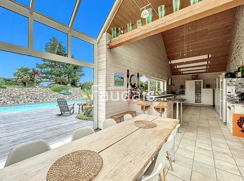 Maison - 277 m² - 8 pièces