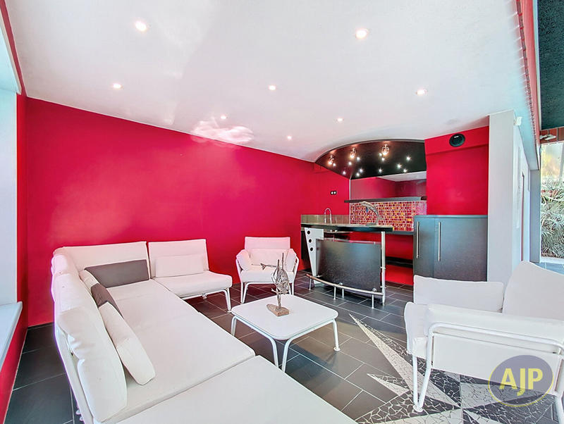 Maison - 394 m² - 15 pièces