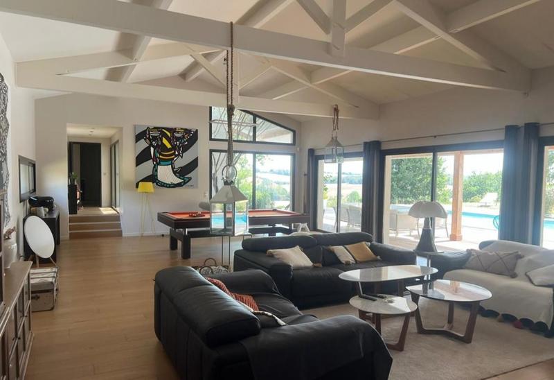 Maison - 280 m² - 6 pièces