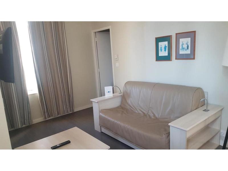 Local commercial - 2 459 m² - 70 pièces