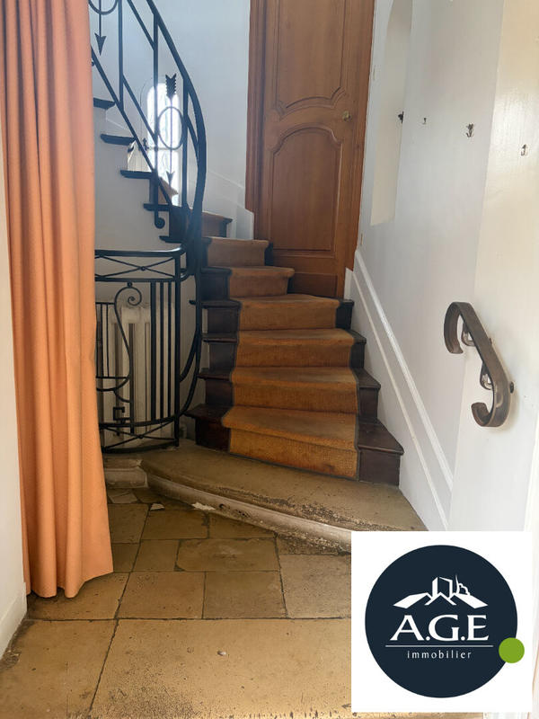 Demeure - 406 m² - 18 pièces