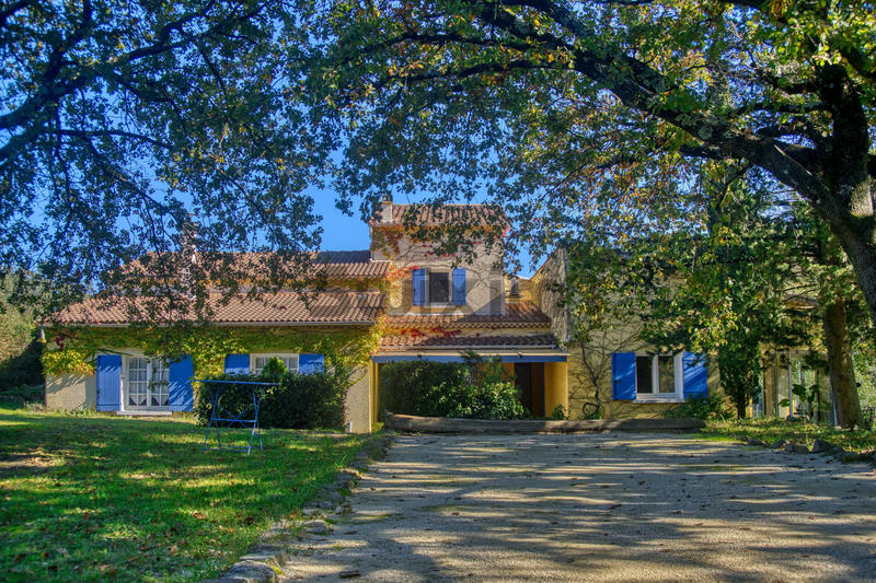 Propriété - 355 m² - 15 pièces