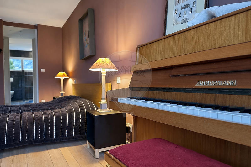 Propriété - 240 m² - 10 pièces