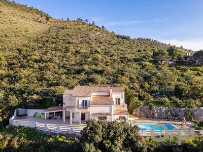 Maison - 242 m² - 5 pièces