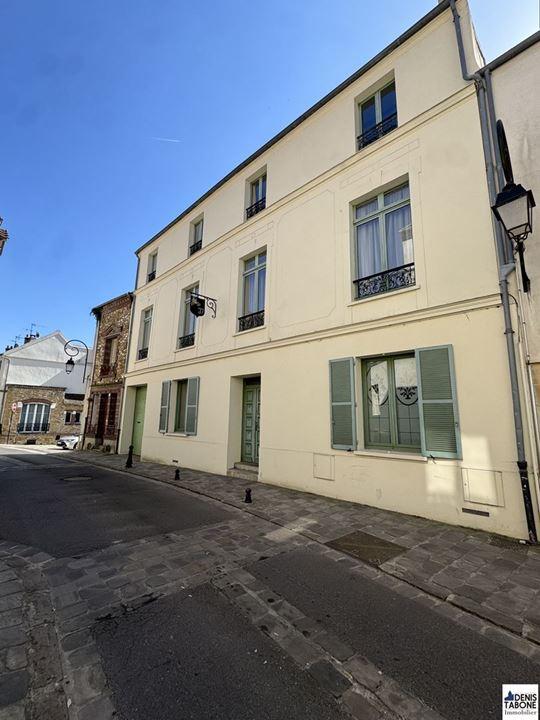Maison - 280 m² - 10 pièces