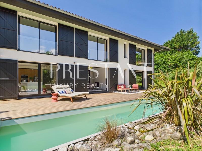 Maison - 310 m² - 11 pièces