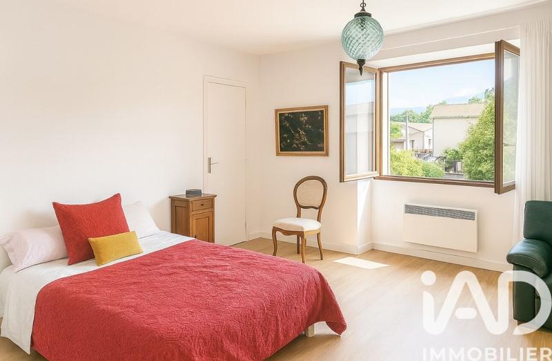 Maison - 241 m² - 8 pièces