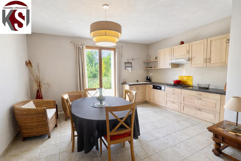 Maison - 240 m² - 8 pièces