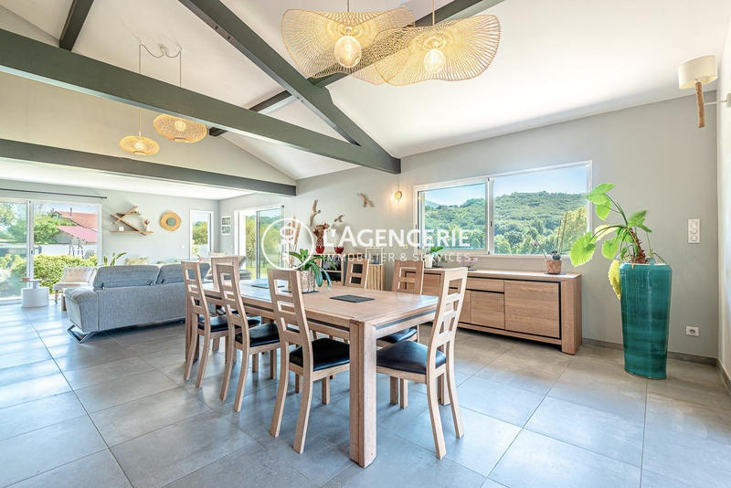 Maison - 220 m² - 5 pièces