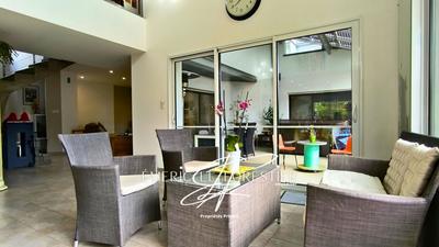 Maison - 263 m² - 7 pièces