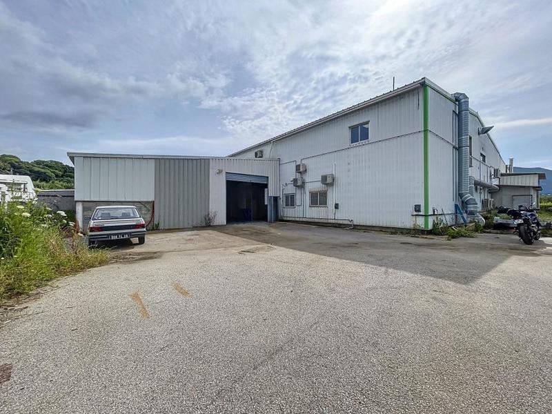 Entrepôt - 1 340 m²