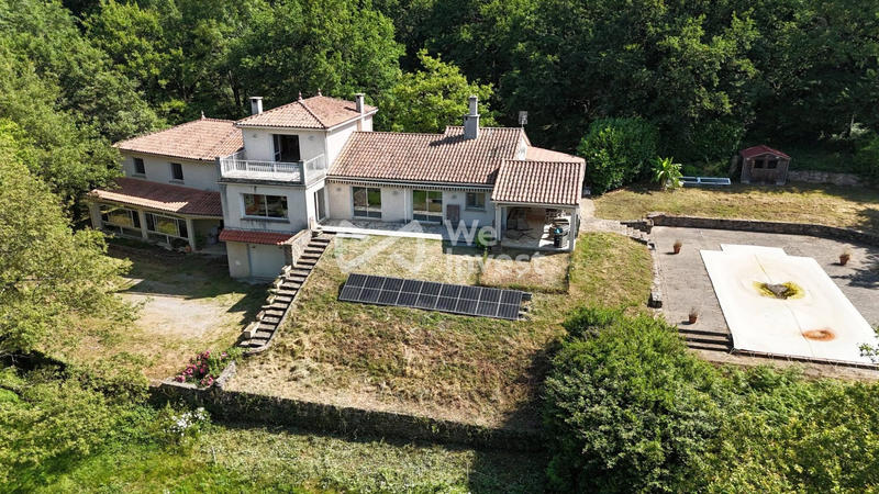 Maison traditionnelle - 340 m² - 11 pièces