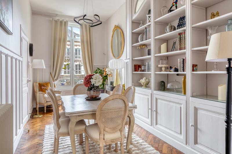 Maison - 233 m² - 12 pièces