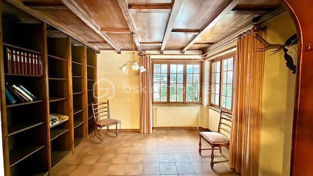 Maison traditionnelle - 210 m² - 10 pièces