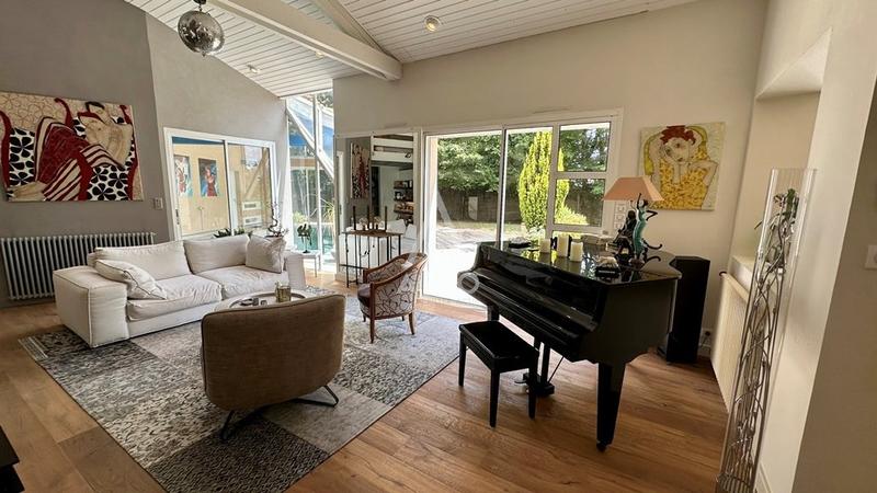 Maison - 233 m² - 7 pièces