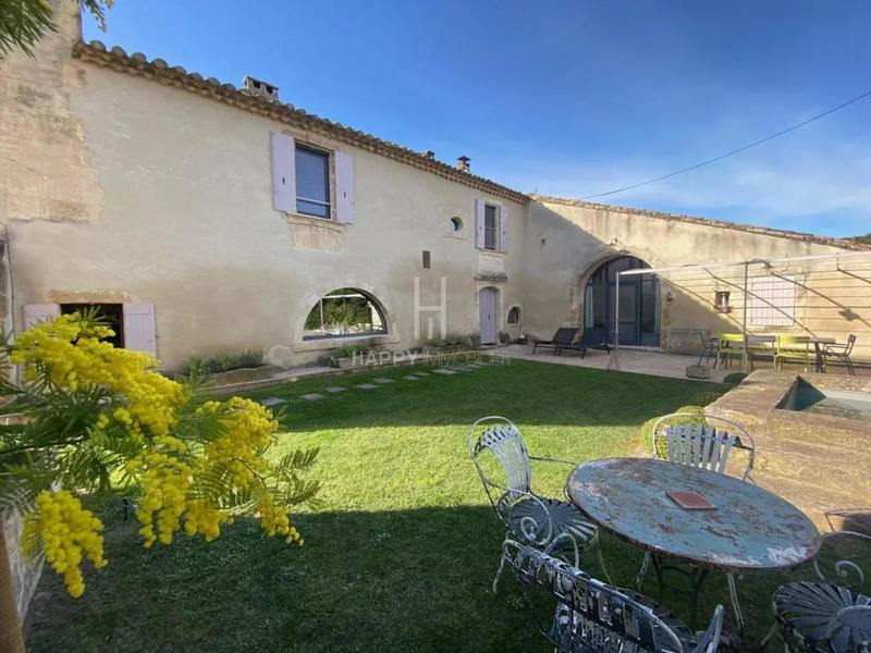 Mas - 300 m² - 8 pièces