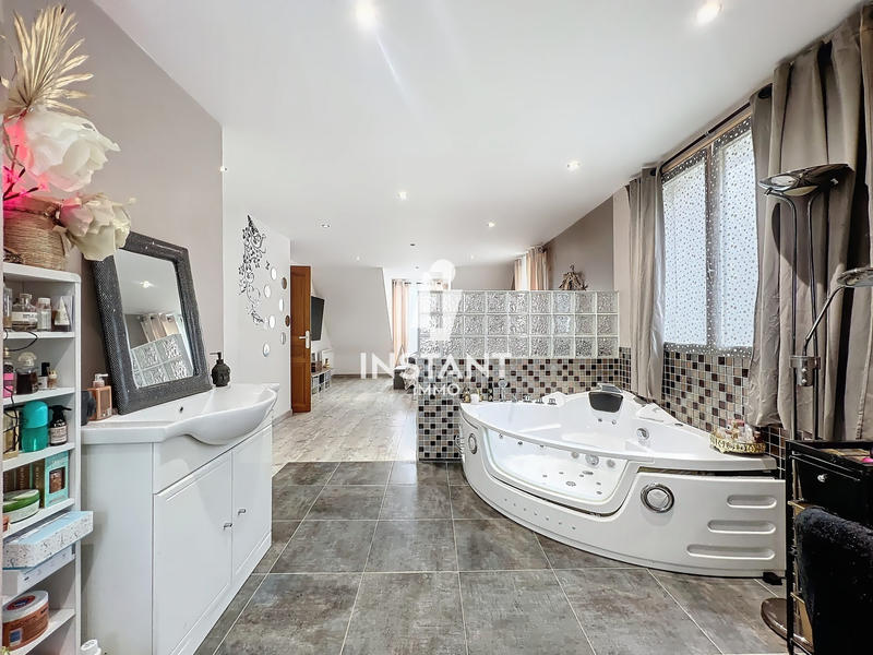 Maison - 210 m² - 9 pièces